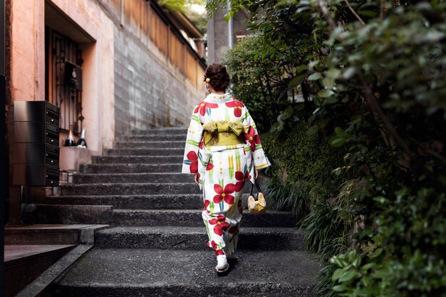 Frau trägt schöne japanische Kimonos und Obi