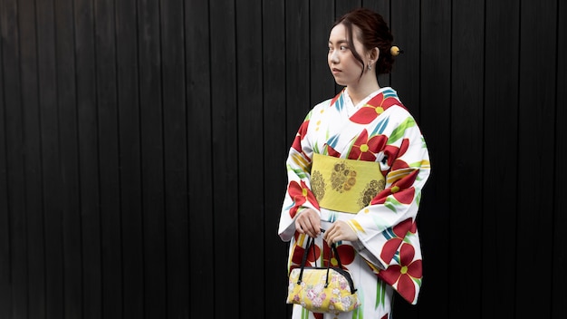 Kostenloses Foto frau trägt schöne japanische kimonos und obi