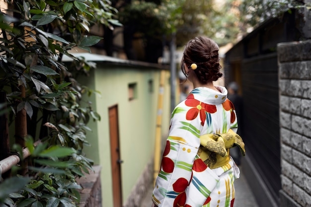 Frau trägt schöne japanische Kimonos und Obi