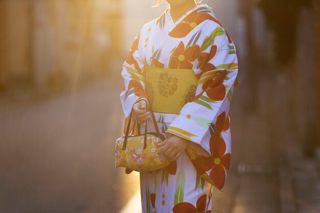 Frau trägt schöne japanische Kimonos und Obi