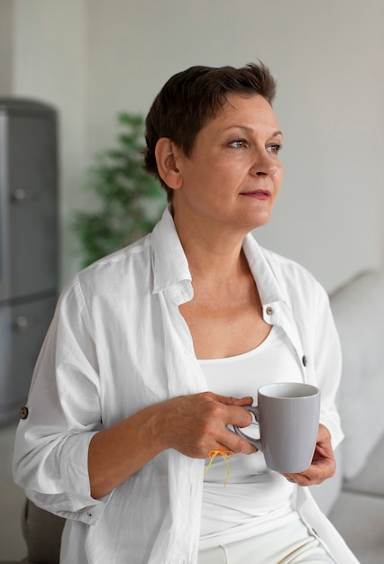 Kostenloses Foto frau trägt zur erinnerung eine schnur am finger