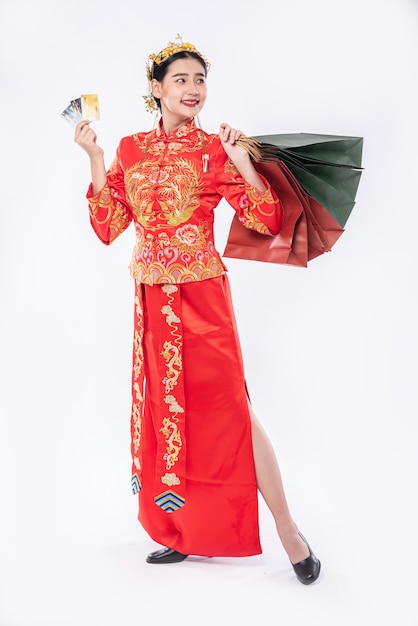 Frau tragen Cheongsam Anzug bekommen viele Dinge von der Verwendung der Kreditkarte im chinesischen Neujahr