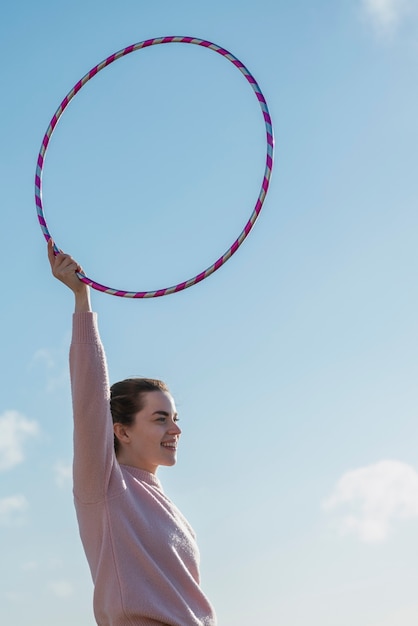 Kostenloses Foto frau trainiert mit hula-hoop-kreis