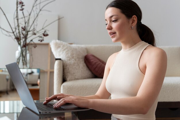 Frau trainiert nach Online-Fitnesstrainer