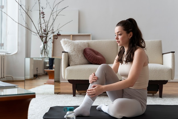 Frau trainiert nach Online-Fitnesstrainer