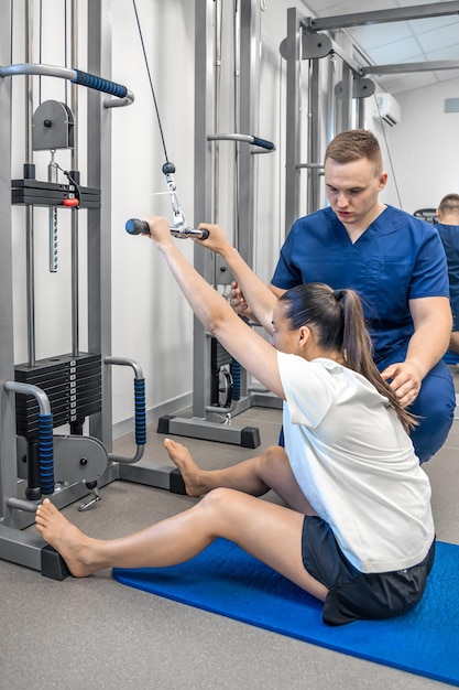 Kostenloses Foto frau trainiert, um die rückenmuskeln zu dehnen, rehabilitation nach einer verletzung