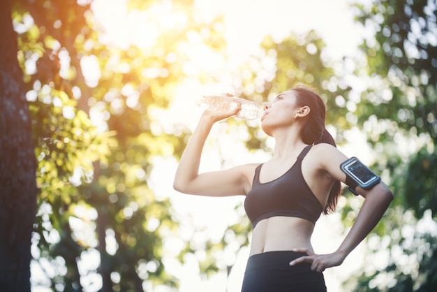 Frau Training schöne Jogging Natur