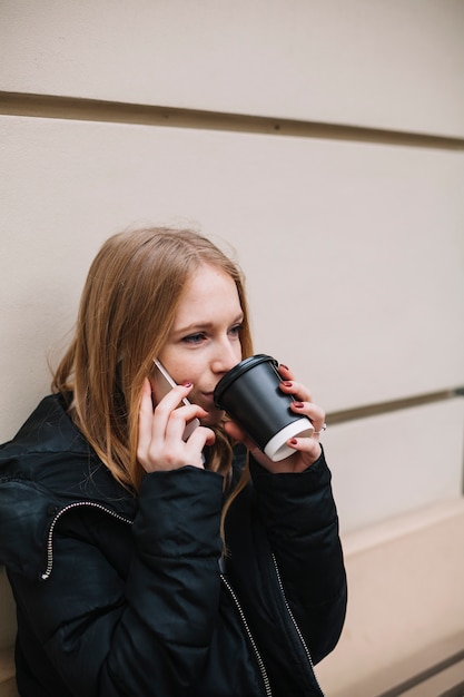 Kostenloses Foto frau trinken und reden