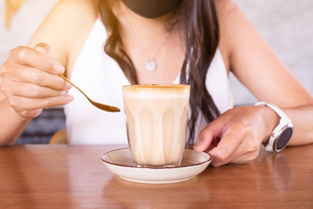 Frau trinkt kaffee im modernen café, macht eine kaffeepause