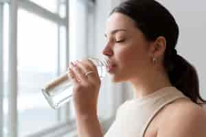 Kostenloses Foto frau trinkt wasser nach dem training