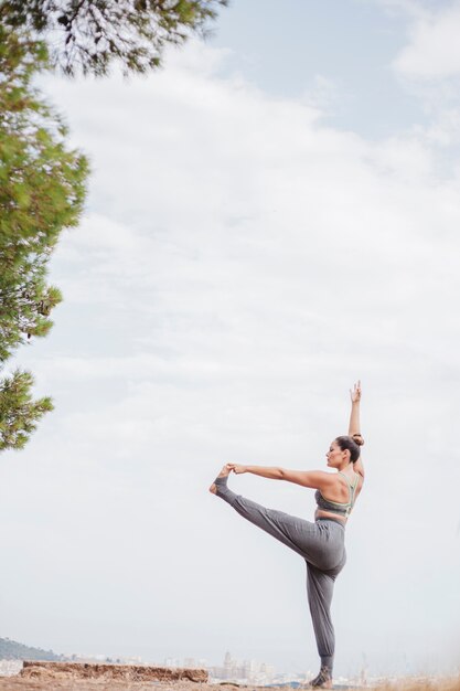 Kostenloses Foto frau üben yoga