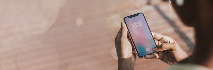 Kostenlose Foto frau überprüft die zeit von ihrem telefon aus