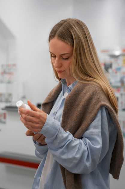 Frau überprüft Medizin in der Apotheke