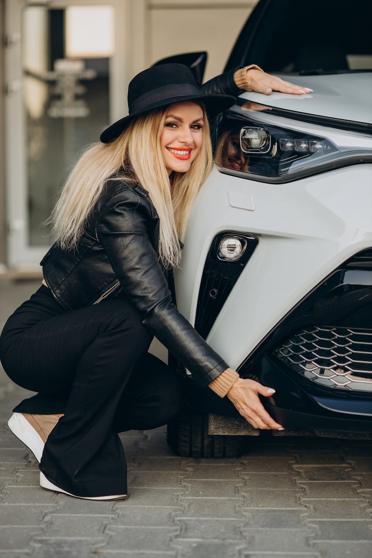 Kostenlose Foto frau umarmt neues weißes auto