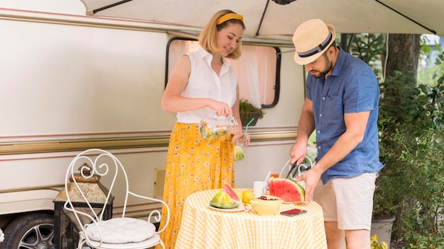 Frau und ehemann schneiden eine wassermelone