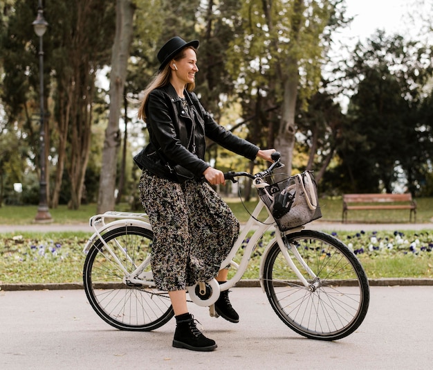 Kostenloses Foto frau und fahrrad im park