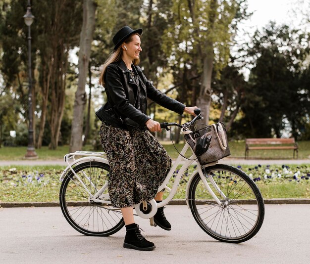 Frau und Fahrrad im Park