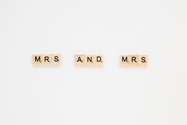 Frau und Frau Inschrift auf dem Tisch