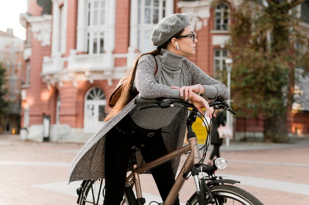 Frau und ihr Fahrrad in der Stadt