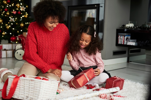 Frau und ihre Tochter, die Weihnachtsgeschenke verpacken