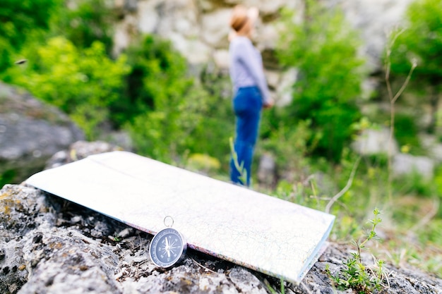 Frau und Karte in der Natur