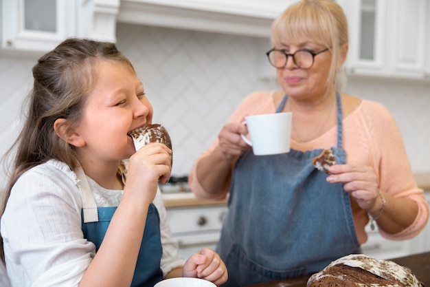 Frau und Kind essen Brot mittlerer Schuss