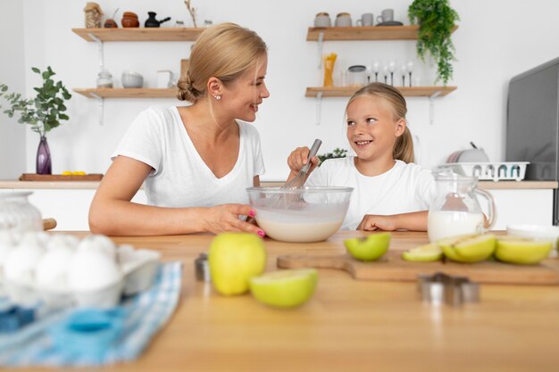 Frau und Kind kochen mit mittlerer Aufnahme