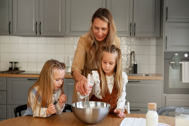 Frau und Kinder, die Vorderansicht kochen