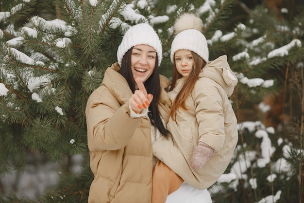 Frau und kleines Mädchen in einem verschneiten Park