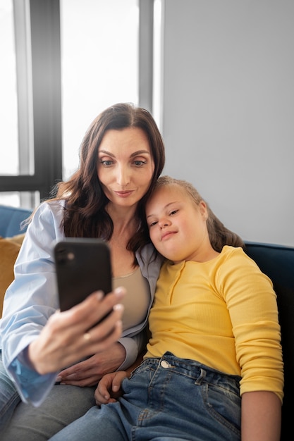 Frau und Mädchen, die Selfie-Mittelaufnahme machen