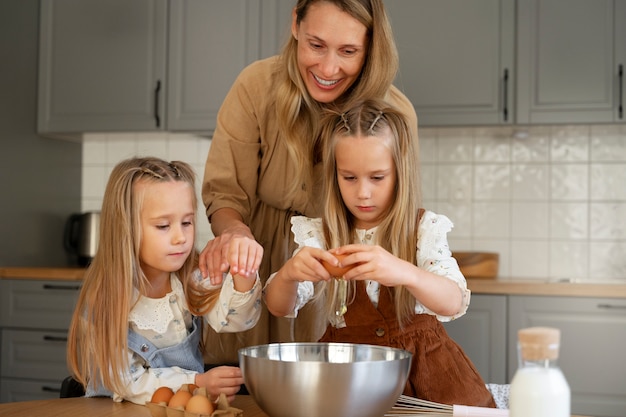 Frau und Mädchen, die Vorderansicht kochen