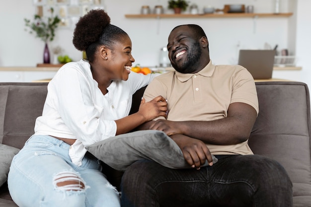 Frau und Mann haben eine schöne Zeit zusammen