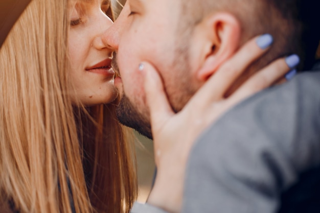 Frau und Mann küssen sich