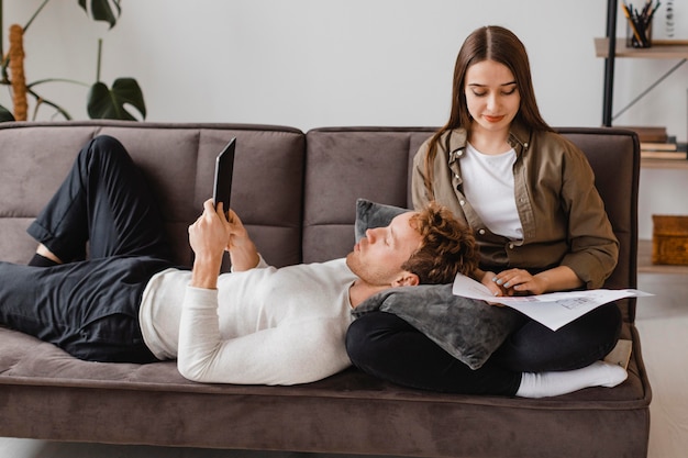 Frau und Mann machen Pläne, um das Haus zusammen zu renovieren