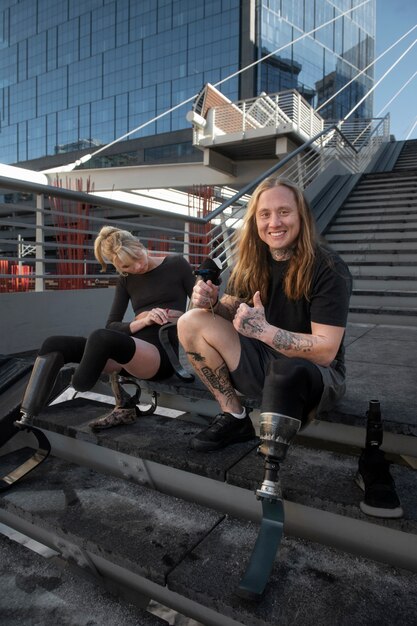 Frau und Mann mit Beinbehinderung bereiten sich auf das Laufen in der Stadt vor