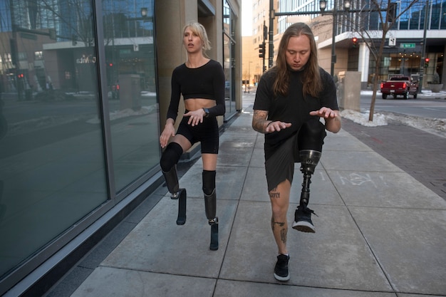 Frau und Mann mit Beinbehinderung trainieren in der Stadt
