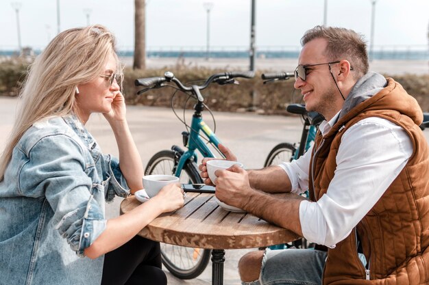 Frau und Mann sprechen neben Fahrrädern