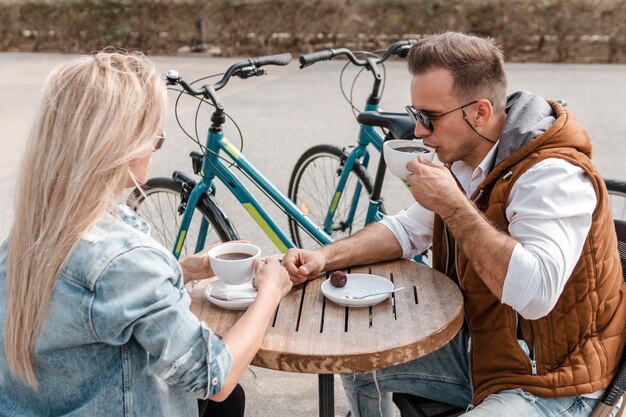 Frau und Mann sprechen neben Fahrrädern