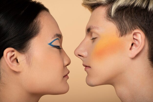 Frau und Mann tragen Make-up