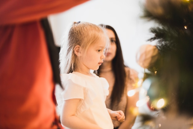 Frau und Tochter am Weihnachten