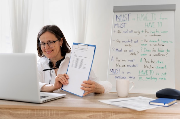 Frau unterrichtet ihre schülerin englisch