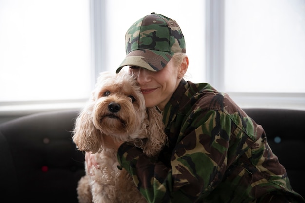 Frau verabschiedet sich von ihrem Hund