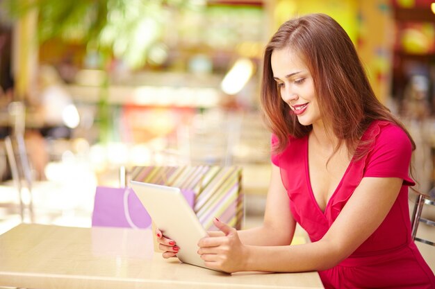 Frau verbringt viel Zeit mit Tablette