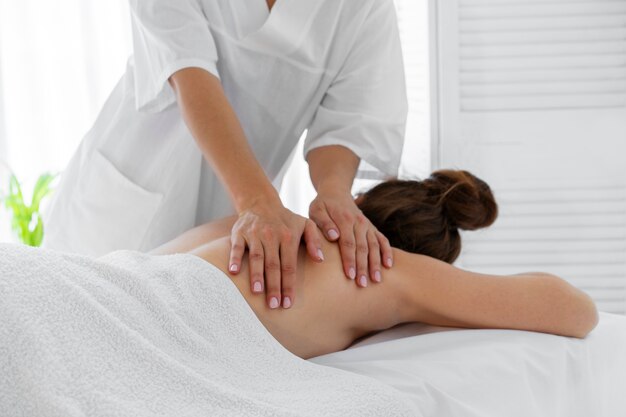 Frau verbringt Zeit im Spa und bekommt eine entspannende Massage