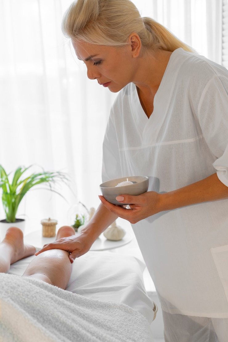 Kostenlose Foto frau verbringt zeit im spa und bekommt eine peeling-massage