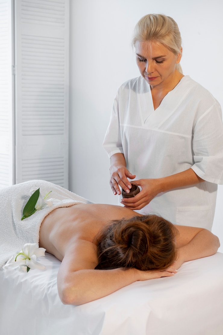 Kostenlose Foto frau verbringt zeit im spa und bekommt eine peeling-massage