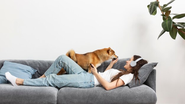 Frau verbringt Zeit zusammen mit ihrem Hund