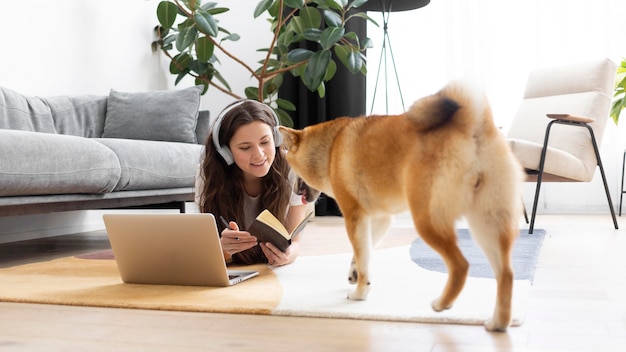 Frau verbringt Zeit zusammen mit ihrem Hund