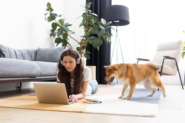 Frau verbringt Zeit zusammen mit ihrem Hund