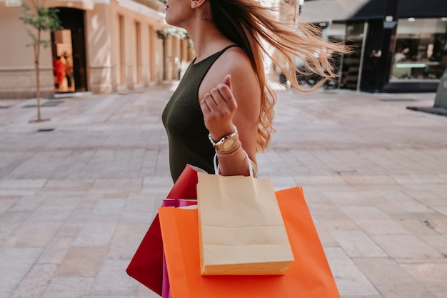 Frau während eines Einkaufstages